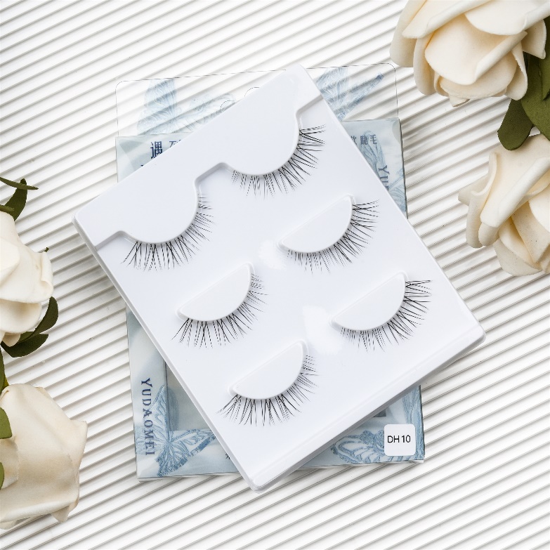 Natural Looking False Lashes