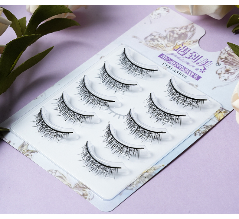 Plastic eyelash strip